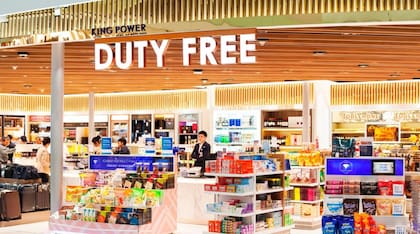 DFS es "el minorista de viajes de lujo líder en el mundo" con miles de millones en ventas. 